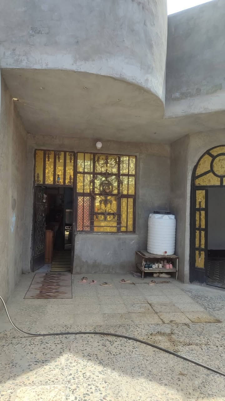 دار للبيع المساحة ٢٠٠ متر البناء طابوق صب مسلح يحتوي على ٢غرف نوم مع صحيات داخلية وخارجية و ٢منور ومطبخ وصالة كبيرة وإستقبال مثل ماموضح في الصور العنوان النهروان الدوانم مقابل صورة السيد الصدر  خلف جامع الصرخية للإستفسار أكثر مراسلة الصفحة او الاتصال على الرقم *********** ..

نص مكتوب في الصور:
- منور
