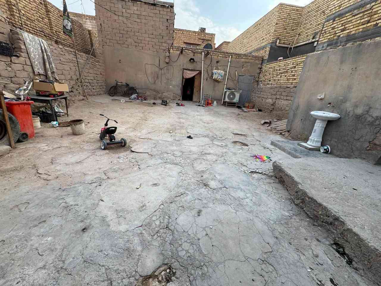 بيت قديم طابو صرف مساحه 200م
منطقة 7 نيسان قرب مدرسة القاهره داخل فرع 

مساحة البناء 100 متر 

بناء بلوك عكاده 

يحتوي على صاله وغرفتين ومطبخ 

متوفر كافة الخدمات 

البيت حاليا مأجر 

السعر 66 وبي مجال قليل 

واتساب *********** علاء بدر
