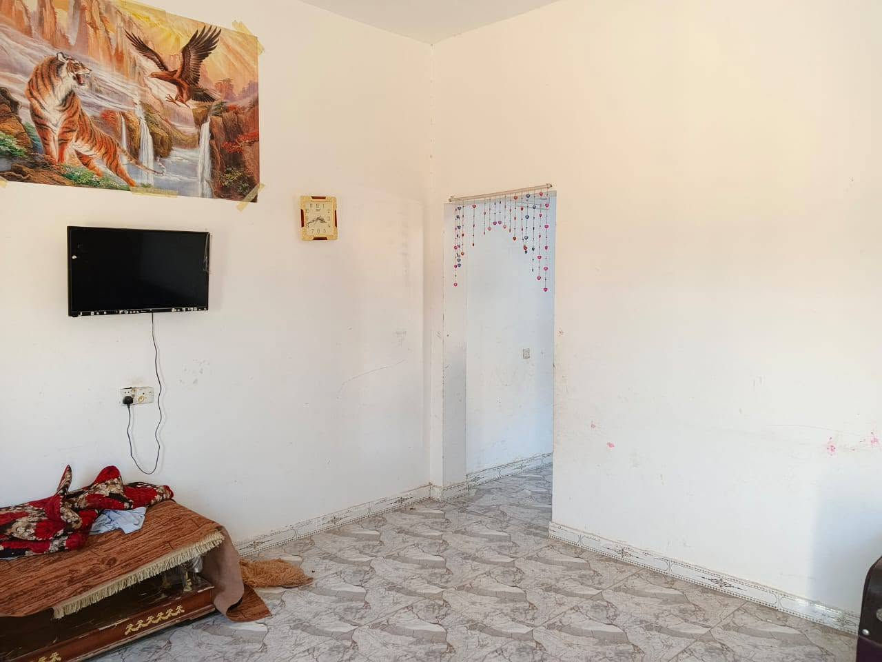 بيت للبيع بحي الكاظم يم صالون زهرة بغداد شارع 60 مقابيل حي جسوم المساحه 310 يتكون من غرفتين وصالتين ومطبخ مساحتهن 5 ب 4 من غير الديوانيه 7 ب 4 وصحيات داخليه وخارجيه ومغزن فوك لسطح وحديقه. *********** تواصل
