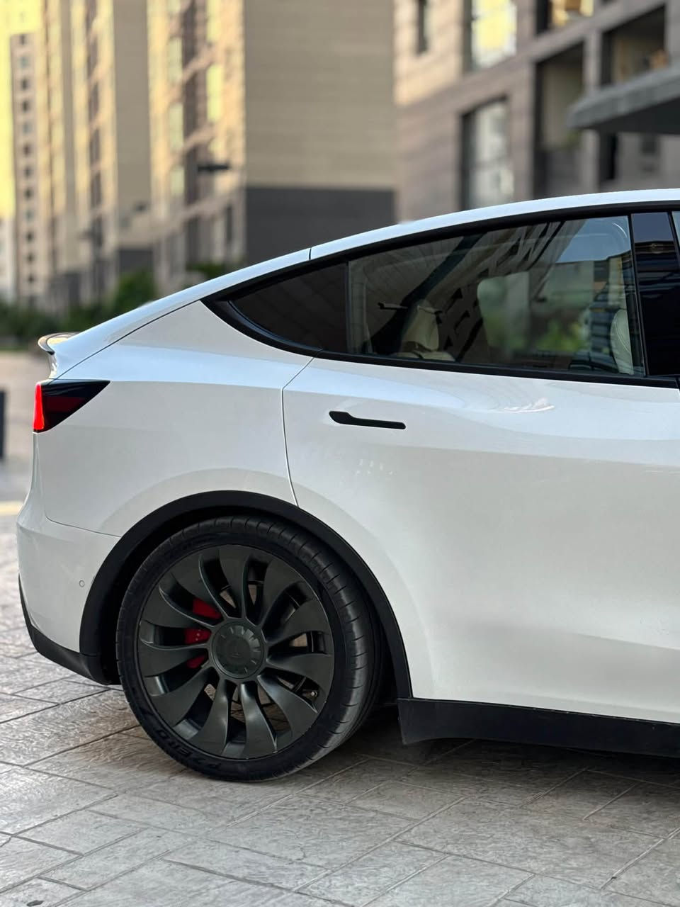 السلام عليكم للبيع
تيسلا y بيفورمنس ( رياضية ) 2022

نظام دفع: كهربائي ثنائي المحرك (Dual Motor AWD)
* الدفع: رباعي دائم (AWD)
* التسارع 0-60 ميل/س (0-97 كم/س): 3.5 ثانية
* السرعة القصوى: 250 كم/س (155 ميل/س) تقريباً
* القوة المقدرة: بين 455 و580 حصان حسب طريقة القياس والمصدر.  

البطارية والمدى

* البطارية: حوالي 75 كيلوواط ساعة
* المدى الرسمي EPA: 303 أميال (488 كم) للشحنة الواحدة.  
* الشحن المنزلي (240 فولت): حوالي 11.8 ساعة للشحن الكامل.  
* دعم شحن Tesla Supercharger السريع حتى 250 كيلوواط.  

العجلات والفرامل

* جنوط Uberturbine قياس 21 إنش
* فرامل Performance أكبر حجماً
* نظام تعليق رياضي منخفض مقارنة بفئة Long Range.  

المقصورة

* شاشة وسطية 15 إنش
* سقف بانورامي زجاجي كامل
* 5 مقاعد
* تدفئة للمقاعد الأمامية والخلفية
* شحن لاسلكي للهواتف
* نظام صوت Premium مع 14 سماعة وساب ووفر.  

مساحة التخزين

* خلف المقاعد: 34.3 قدم³ (حوالي 971 لتر)
* الحد الأقصى بعد طي المقاعد: 76.2 قدم³ (حوالي 2158 لتر).  

أنظمة السلامة

* Autopilot الأساسي
* مثبت سرعة متكيف
* المحافظة على المسار
* كاميرات محيطية
* مراقبة النقطة العمياء
* ⁠
الحادث فقط جاملغ وبنيد مكفول شواصي ولغود واي شي غير الذكرتهن تصليح درجه اولى ✅
السعر 
175
عنوان بغداد 

***********
