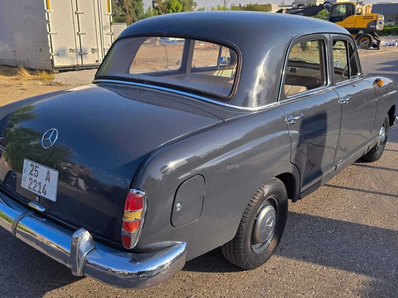 الاناقة والكلاسك .✨️
(مرسيدس - بنز 190 )
- موديل : 1961    .
من أكثر سيارات مرسيدس الكلاسيكية شهرة واعتمادية

- المحرك: 4 سلندر بنزين
- مكينة بلاد من المانيا شرط وكفالة 
- كهربائيات جميعها شغالة 
- ( السيارة مصبوغة صبغ عام ) 
- المقصورة الداخلية نضيفة جداً
- هيكل فولاذي قوي .
- راحة قيادة ممتازة مقارنة بسيارات الخمسينيات
(( السنوية بأسمي شرط التحويل والغرامات ))
السعر :  150$ / ورقة 
وبيها مجال بسيط للشراي 

للاستفسار : ***********
