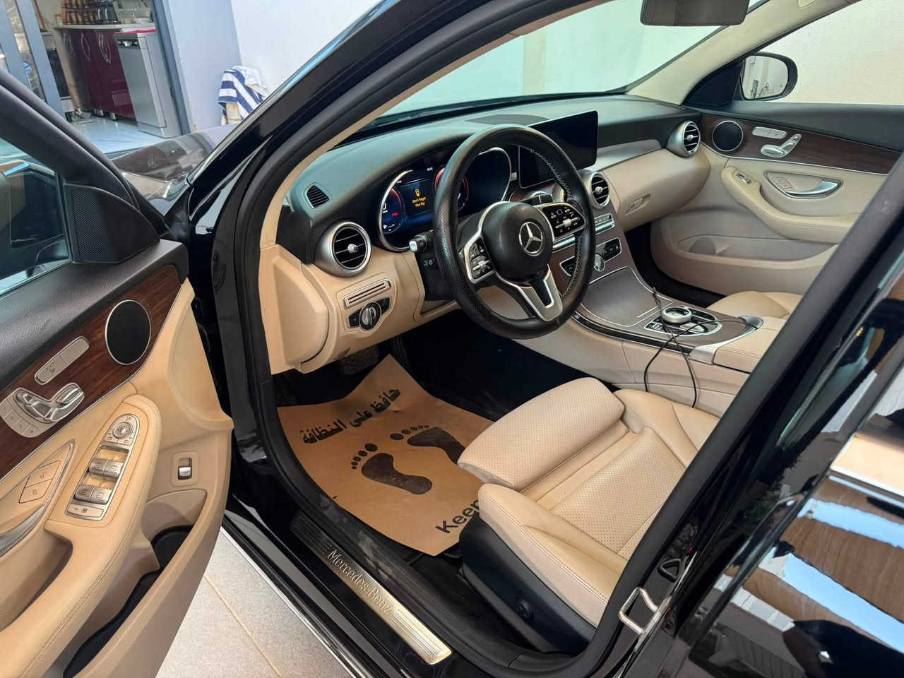 السلام عليكم 
مارسدس c300
الموديل 2021 
ماشيه 67 الف كيلو حقيقي
فتحه سقف 
مري قلاب 
جلد كريمي 
رادار خمسه 
ويل AMG
كفاله عامه 
فقط بيها ايرباك طاك دشبول ودركه 
الموصفات الباقيه معروفه 
كامله من كلشي اي نقص مابيها 
السعر 260 ورقه وبيها مجال 
الاتصال 
***********
