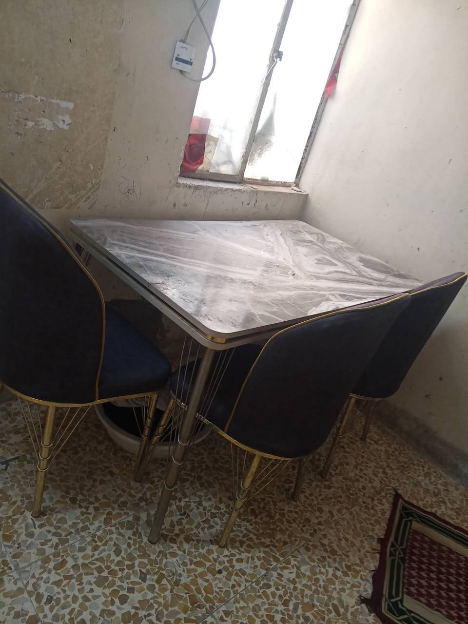 للبيع ميز طعام 6كراسي بس كرسي واحد مضرر الباقي مابيهن شي مدينة الصدر الحبيبيه ***********
