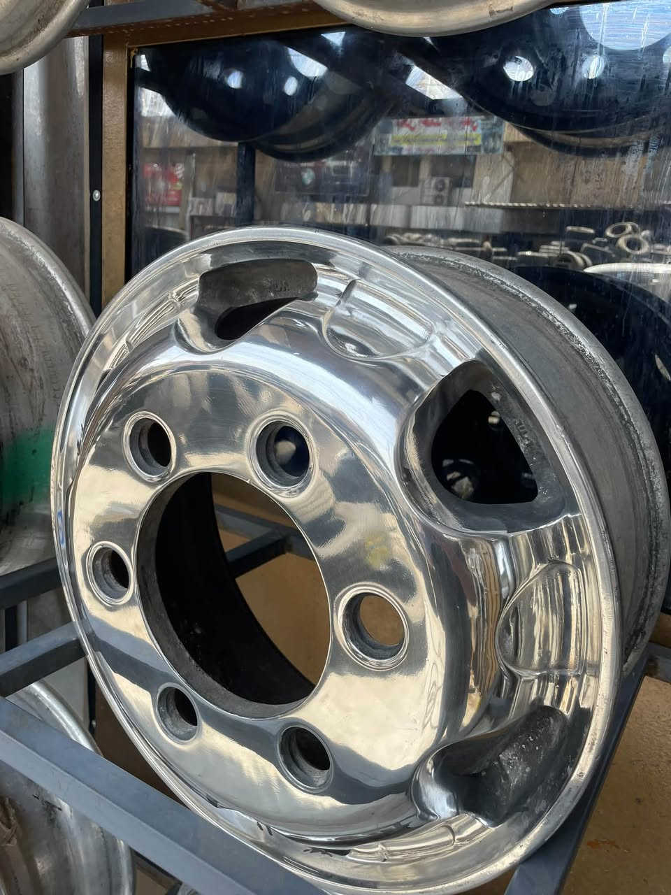 ويلكب ياباني اصلي الحجم 17:5  هينو كنتر سعر زوج 275 الف مكاني مجمع مشن بغداد يوجد توصيل 🚚 لجميع محافظات متوفر جملة و مفرد  *********** واتساب
