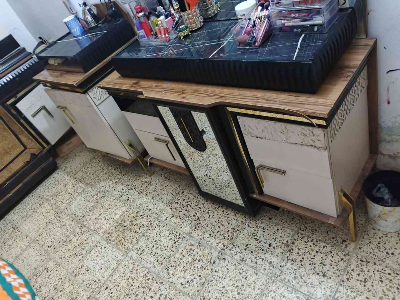 السلام عليكم غرفه 9 قطع بيها اضرار مثل مابين بلصورة سعرها 450 بيها مجال بسيط مكاني البلديات المعسكر ***********
