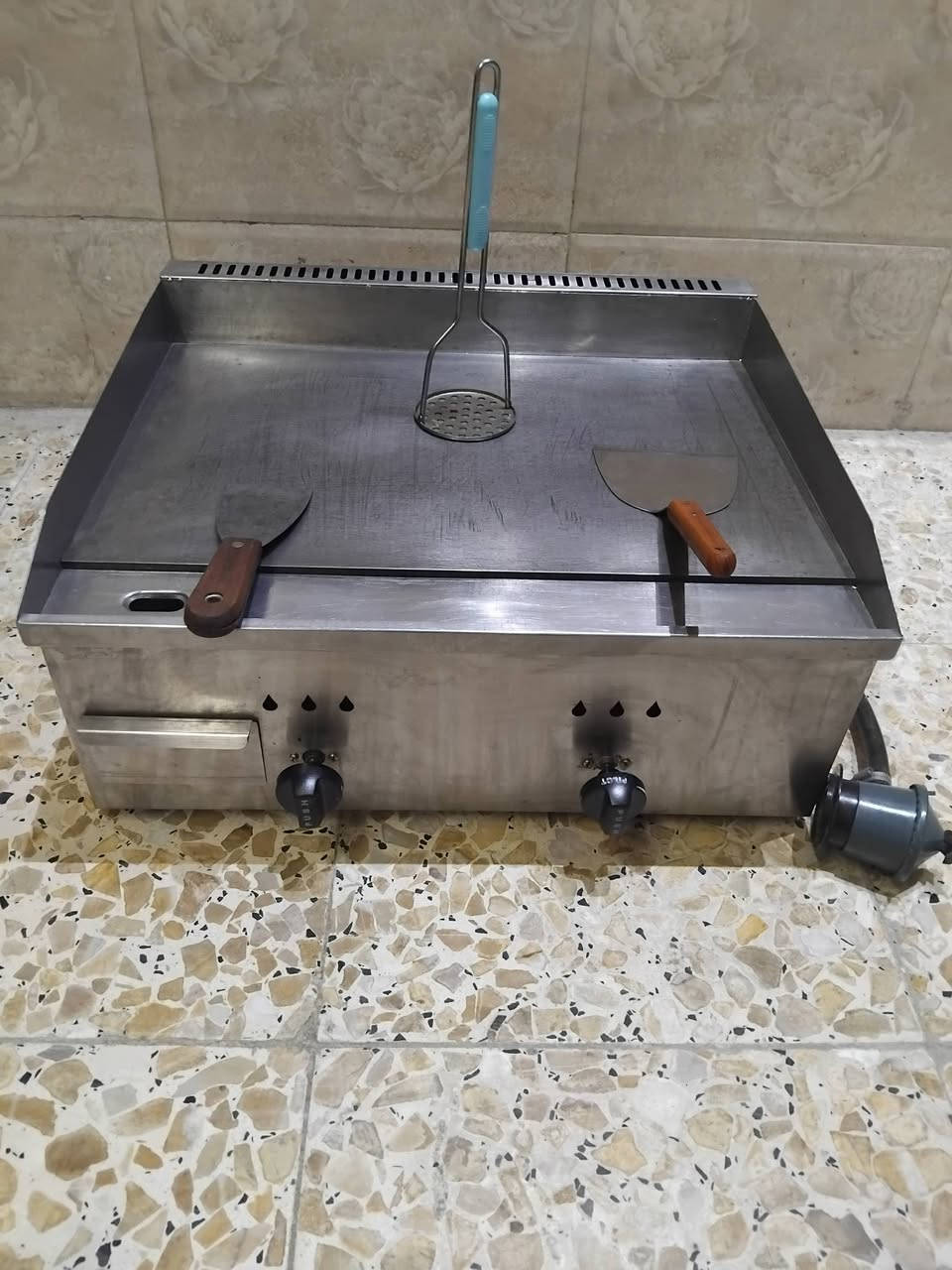 سلام عليكم من رخصة الادمن المحترام عندي كريل بركر قياس 55x42 استعمال قليل علفحص للبيع السعر 150 الف بغداد الكرخ هاتف *********** بي واتساب
