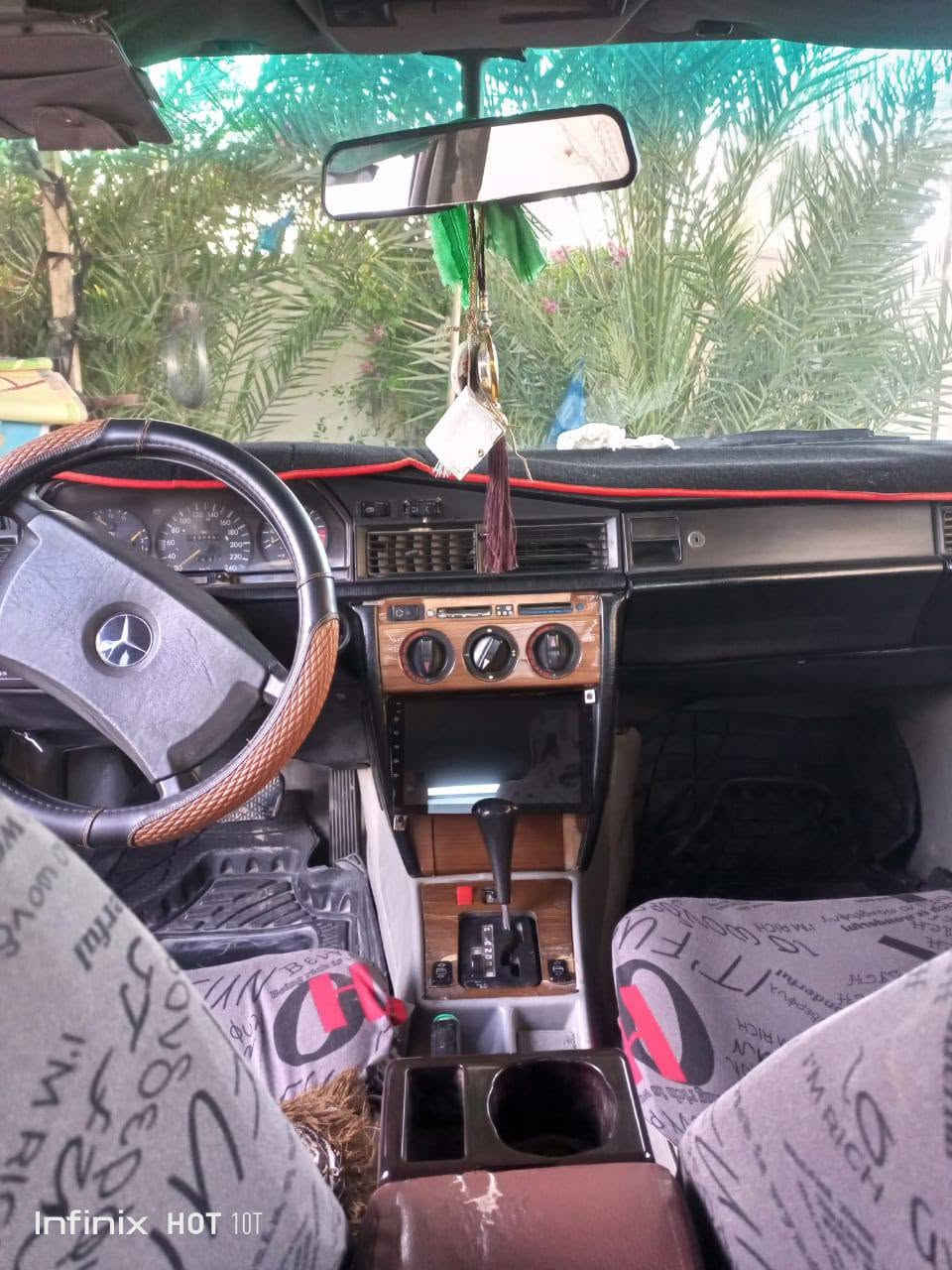 للبيع مرسيدس بنز 190
أربيل رقم انكليزي 
وكاله فقط 
السعر 39 وبيها مجال 
التواصل واتساب 
***********36

نص مكتوب في الصور:
- Infinix HOT 10T