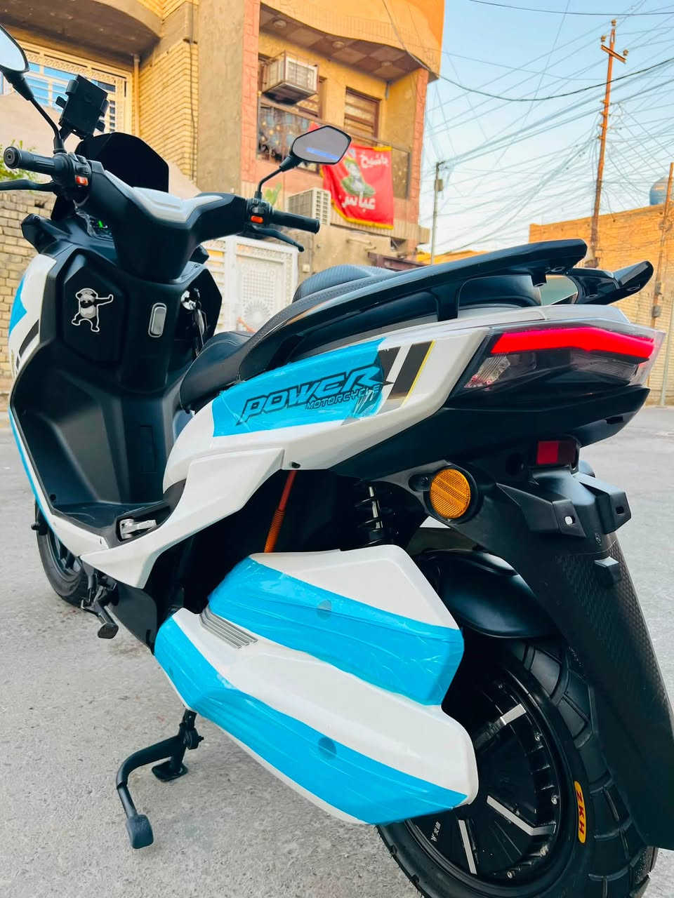 سلام عليكم ورحمه الله وبركاته 
دراجه شحن T.MAX ..وكاله حسن وحسين GT شعار الاسد …ملف 3000 بطاريه ليثيوم 60 امبير ….عدد التحويلات 1.2.3.R ….ماشيه شي قليل جدا …سويجين +كارتين + بصمتين 
السعر مليون و350 وبيه مجال بسيط 
مكاني بغداد الزعفرانيه ***********
