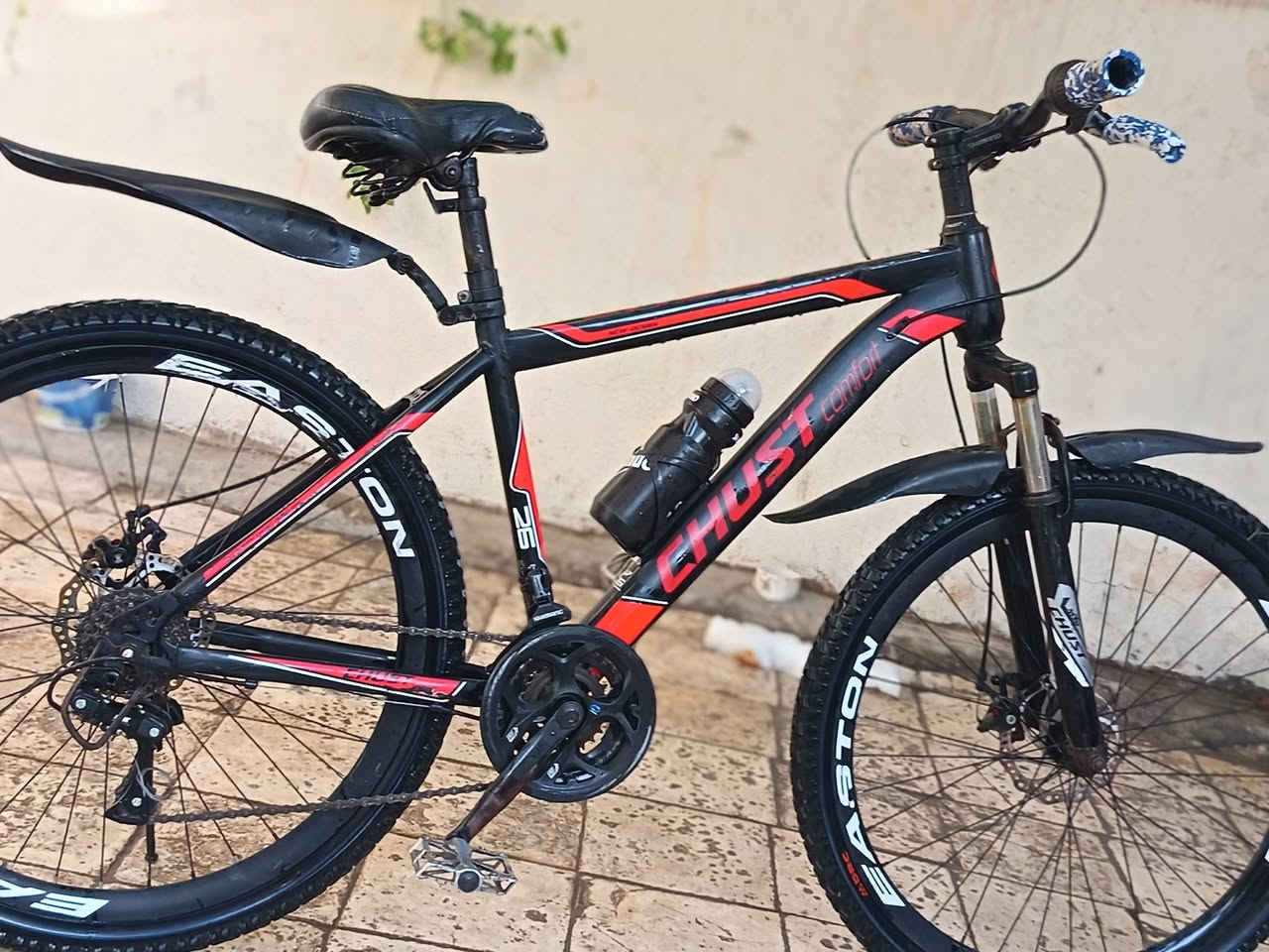 نوعية البايسكل CHUST
الفئة Mountain Bike (MTB)

بايسكل جبلي مخصص للمناطق العالية والمكسرة ، بايسكل قوي وعزمه قوي ، حجمه 26 ، الفرامل مالته اقراص(Disc Brakes) امامي وخلفي شغالات بس الخلفي يرادله شوية شغل ميكلف 3 الاف ، كير 8 سرعات شغال 100%  ، معاه مطارته طبعا ، واكو بعض الملحقات وياه نظافته 95% واستخدامه قليل جدا ، للاتصال او التواصل واتساب : *********** ، مكاني الجانب الايمن .

