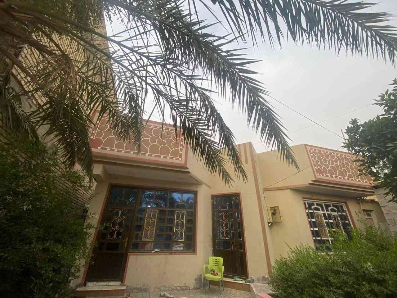 السلام عليكم  
بيت للبيع المساحه 300 واجهيه البيت 14 ونزال٢٣ونص يحتوي على غرف عدد2 كبار  وصاله ومطبخ حار ومطبخ بارد وترك داير البيت وحمام عدد٣ وكراج وحديقه ومحل ومخزن 
 قريب ع شارع 5 كيلو  كافه الخدمات موجوده للاستفسار اتصال (***********) 
واتساب (***********)
