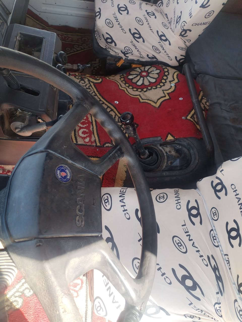 للبيع سكانيا مشلح موديل ٩١ سقف ناصي حجم ١٤٢ رقم انبار مشروع وطني ٣ لوحات سنويه لل٢٧ مرسمه فلات ذات جوانب متحركه ٣محاور مكينه V8 /0/6 مكينه جديده كير ٥ب٥ شاصي ١٠ مكفول علمآ ان سياره سياره مكفوله مكينه وكير واكسل وقماره كله عل الشرط وسعرها قفل ٦٩ ورقه واي استفسار *********** مكانه بغداد المعامل.

