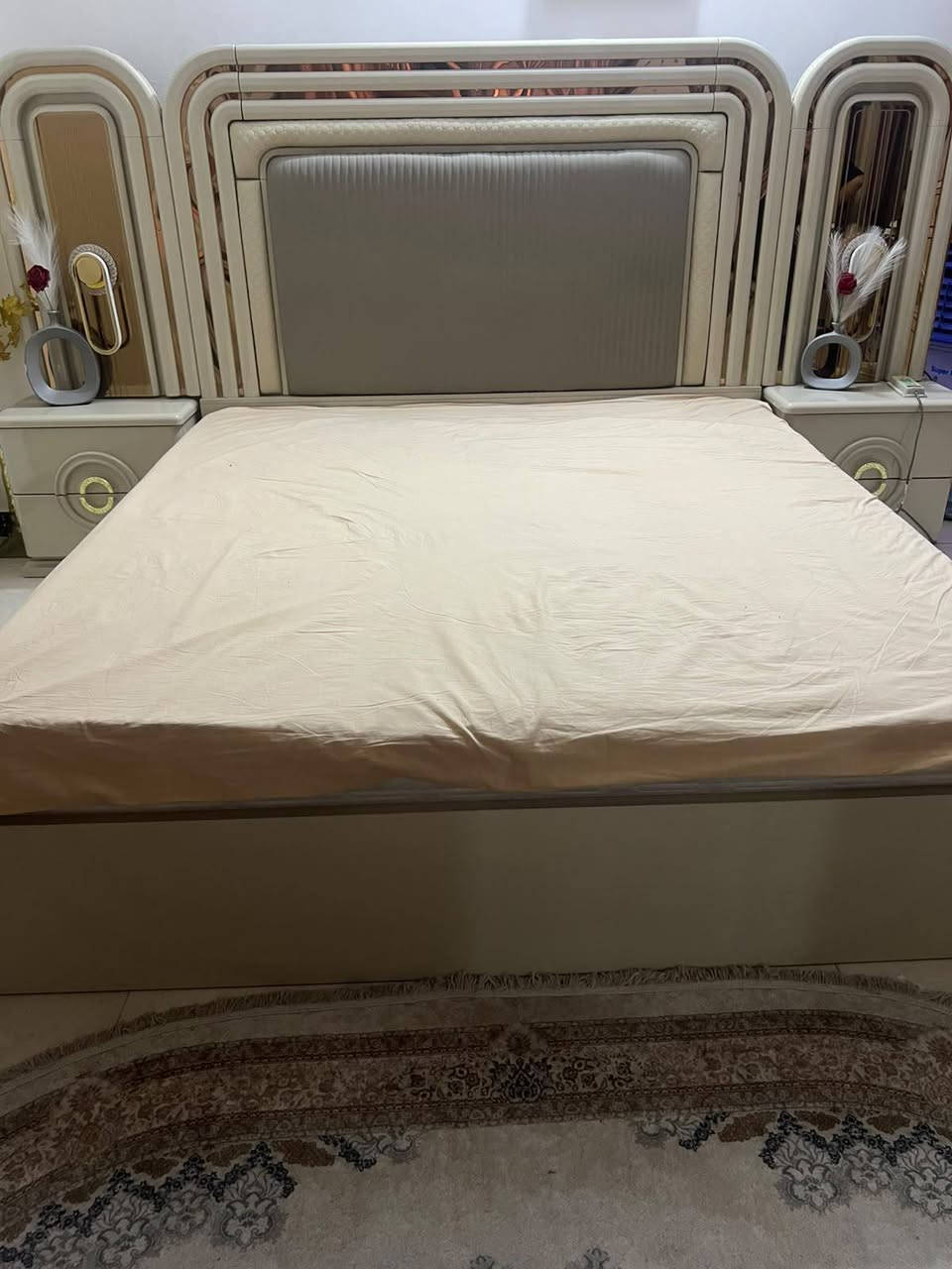 غرفة صيني درجة اولى نضيفة كلش استعمال ست اشهر فقط ست قطع سعرها مليونين ونص وبيها مجال بسيط عنوان بغداد ام الكبر شارع الضغط للاستفسار ع رقم ***********
