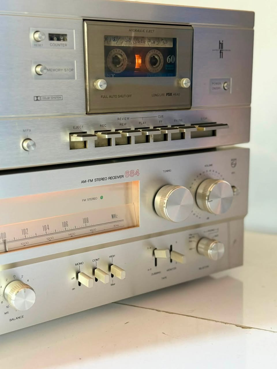 للبيع | طقم فيليبس كلاسيكي أصلي (Philips Vintage Hi-Fi) 🎶ملاحظه حجم الجهاز((48)) وارتفاع القطعه ((14))مجموع القطعتين ((29))واجهة ألمنيوم فضية مميزة.
مواصفات الجهاز:
340W
كهرباء ⚡️ 220
عمر الهيد طويل المدى
مع موصلات الاسبيكر اصليه 
📻 تيونر AM/FM بحساسية استقبال ممتازة.
📼 مسجل كاسيت Philips N2543 Hi-Fi Cassette Deck.
🎚️ عدادات VU بإضاءة كلاسيكية لقياس مستوى الصوت.
🔊 دعم Dolby NR لتقليل تشويش أشرطة الكاسيت.
🎤 مداخل مايكروفون وسماعات رأس.
🎛️ تحكم بالباس والتريبل والبالانس.
✨ تصميم فينتاج فاخر مناسب للاستخدام أو الاقتناء.
الحالة:
نظافة ممتازة كما موضح بالصور.
واجهات نظيفة وإضاءة العدادات تعمل بشكل جميل.
📩 للاستفسار أو الحجز، راسلني على الخاص.او الاتصال ***********
جهاز مميز ونادر، مناسب لهواة أجهزة الصوت الكلاسيكية وجامعي التحف الإلكترونية.
