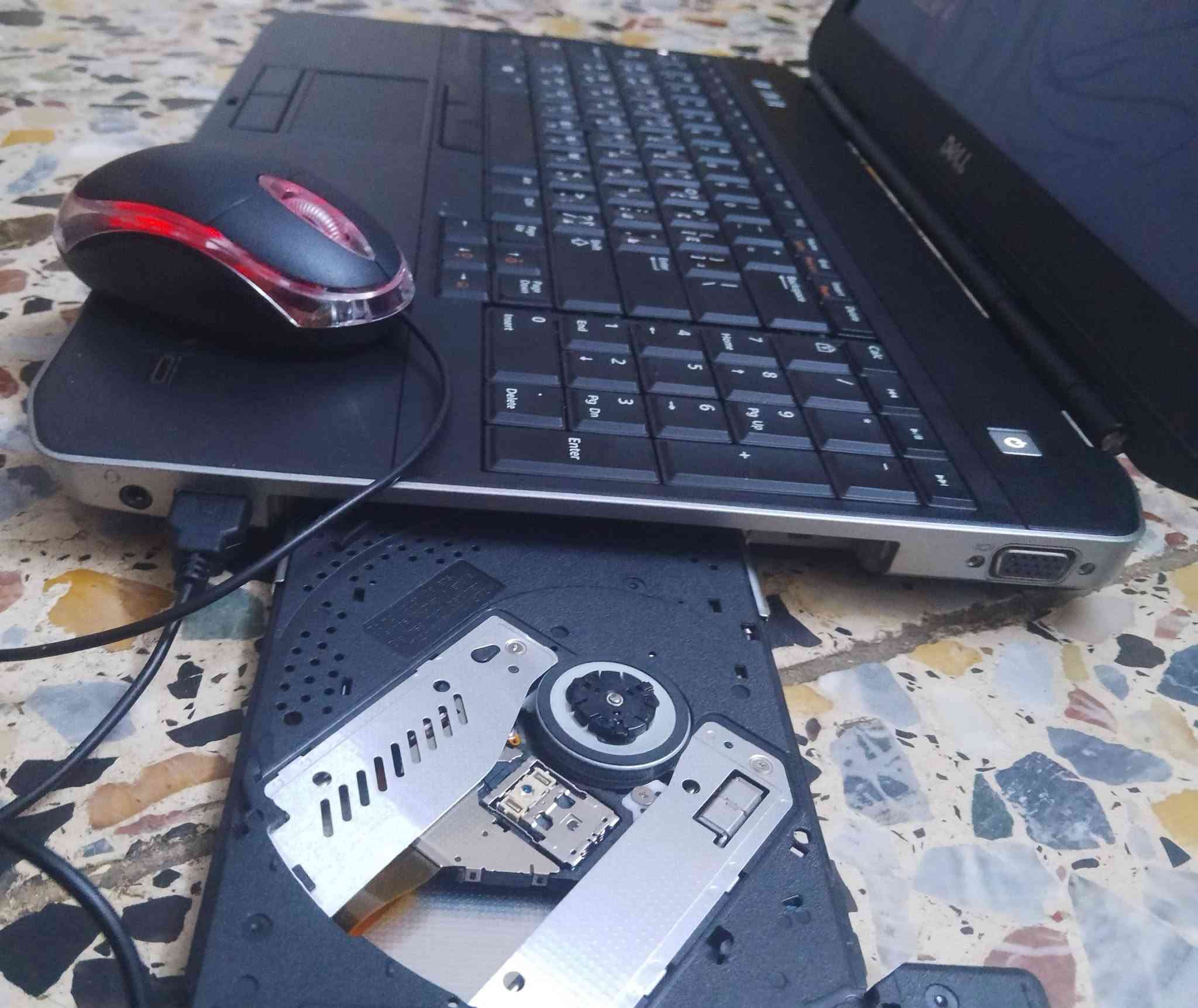 سلام عليكم لابتوب DELL للبيع
مواصفات// لابتوب  دل جيل الثالث معالج كور i7  رام 8  حجم الشاشة 16 وايضآ توجد فيه كامره اماميه للمكالمات أو تصوير وبيه منفذ أقراص لابتوب نضافة 95 ٪ جهاز يدعم كل التطبيقات تواصل الاجتماعي مثل ما موضح يمكم ويشغل فودو وسينمانا بدقة 1080 HD واليوتيوب بدقة 2k ويدعم ألعاب و يجي وياها شاحنه اصليه وجنطهة لابتوب سعر ( 175) وبيها مجال حك جيه /مكاني بغداد _ البلديات //لا يوجد توصيل متواجد خاص
