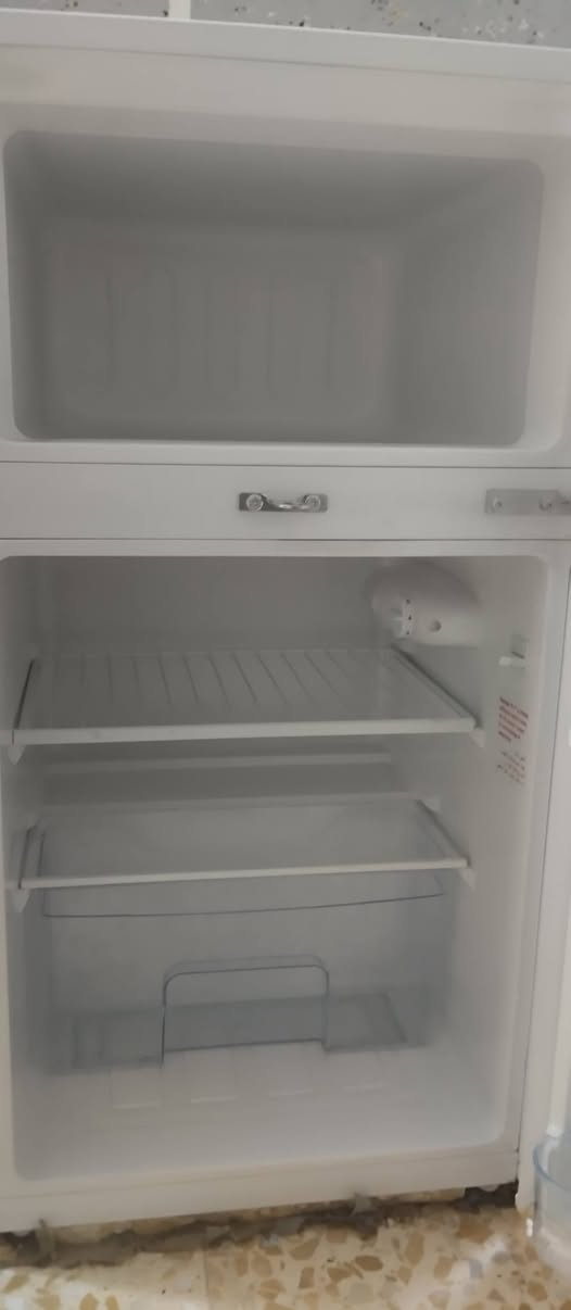 ثلاجه للبيع استعمال قليل سبب البيع جبت وحده جبيره تفيد للغرف السعر 125 وبيها مجال رقم الهاتف
***********  مامتواجد واتس
