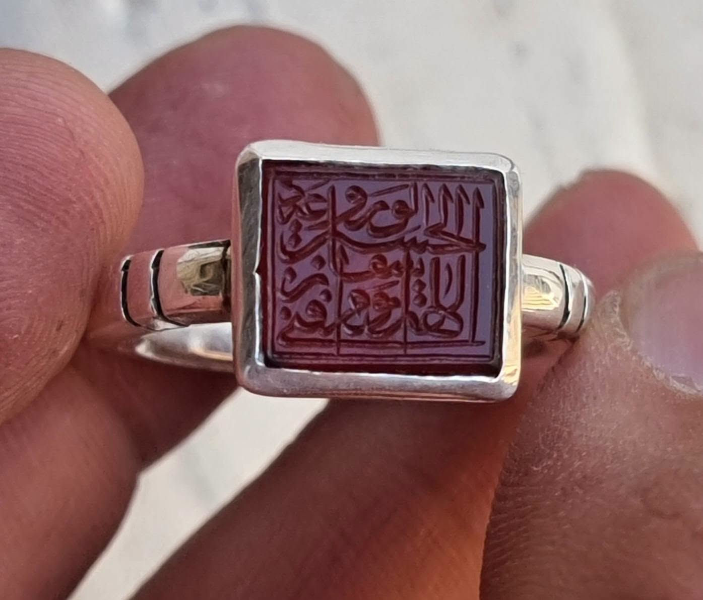 عقيق يماني  احمر مخطوط خط يدوي 
🔥‏اللهم ارزقني شفاعة الحسين يوم الورود 🔥 
بصياغه يدويه ثقيله للبيع مكاني بغداد يوجد توصيل إلى جميع المحافظات للبيع فقط فقط أحبتي الغوالي ما اراوس بس ابيع 
***********
