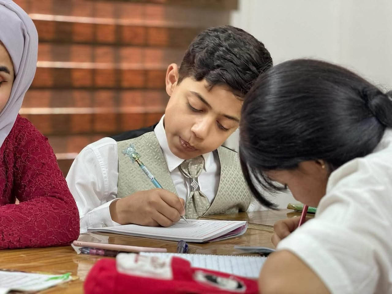 🎒 ابدأوا العام الدراسي بخطوة نحو التفوق!
🔥 #خصم يصل إلى 40 % عند التسجيل خلال الأسبوع الأول فقط!

تعلن شركة أرض المملكة... أكاديمية كامبردج لندن البريطانية في واسط عن بدء دورات التقوية لجميع المراحل، بإشراف أساتذة أكفاء.

✅ مجموعات صغيرة بحد أقصى 15 طالبًا
✅ ساعة كاملة لكل مادة
✅ دوام 4 أيام أسبوعيًا بجدول مرن
✅ متابعة وشرح مبسّط للمناهج
✅ أمتحانات مستمرة على مدار الاسبوع 
✅ كادر متمير واختصاصي المناهج التعليمية 
✅ اوقات تناسب الجميع صباحاً ومساءً 

💰 الأجور الشهرية بعد الخصم:
🔹 الابتدائية: 20 ألف بدلًا من 30 ألف
🔹 المتوسطة: 30 ألف بدلًا من 40 ألف
🔹 الثالث متوسط: 35 ألف بدلًا من 45 ألف
🔹 الإعدادية: 45 ألف بدلاً من 60 الف
م / كل الكورسات لها خصم 40 ‎%‎ 

نوفر لكم ايضاً حقيبة مدرسية متكاملة ايضاً للاستفسار والحجز عن طريق الرقم 

⏳ المقاعد محدودة والخصم للأسبوع الأول فقط!

📞 للحجز: ***********
📍 الكوت – تقاطع الزهراء الخاجية – مجاور مدرسة النهرين 
🕘 يوميًا من 9 صباحًا إلى 8 مساءً

#شركة_أرض_المملكة #دورات_تقوية #الكوت #واسط
#قسم_اعلام_شركة_ارض_المملكة

نص مكتوب في الصور:
- احجز الان واضمن رحلة النجاح مع ارض المملكة ضمان النجاح مع برنامجنا السنوي (الحقيبة المدرسية) البرنامج شامل المراحل الإبتدائية موعد الانطلاق يوم السبت الفرصة كدامك إحجز الأن *********** MATH