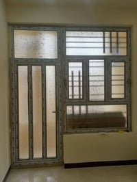 ٣ شبابيك المنيوم • ٢ ابواب خشب • باب حديد