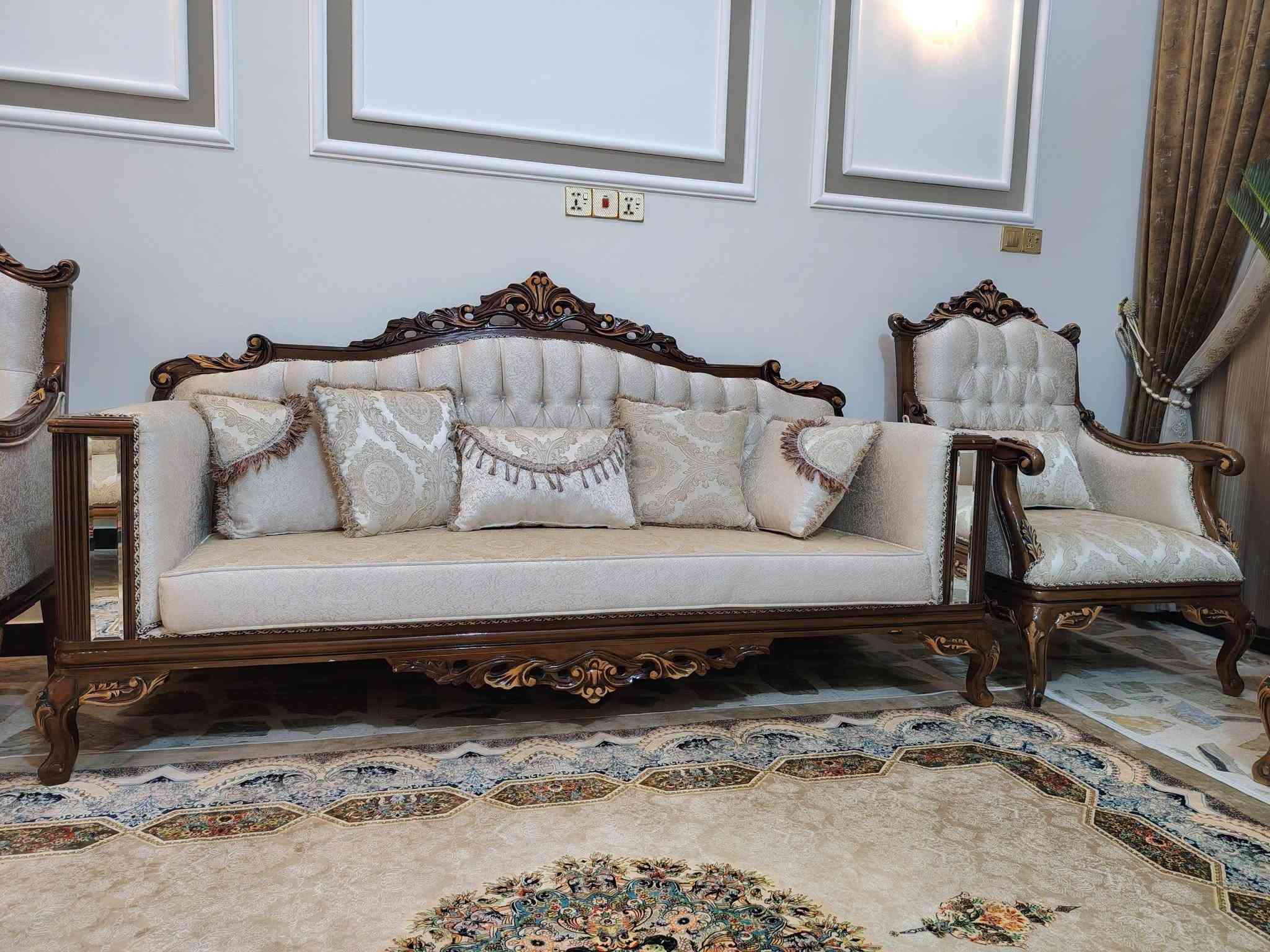 تخم زان ملكي تركي اخو الجديد موديل حديث 10 مقاعد العنوان بغداد مدينه الصدر للاستفسار خاص او الاتصال بالرقم ***********
