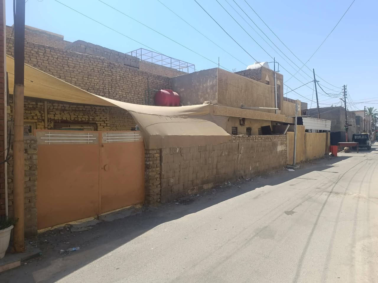 للبيع بيت في حي الحسينيه مجاور حسينية الامام الحسن العسكري بمساحة 253متر ركن عله شارعين ويتكون من مشتملات اثنين
للاستفسار الاتصال عله الارقام التاليه
***********
***********
