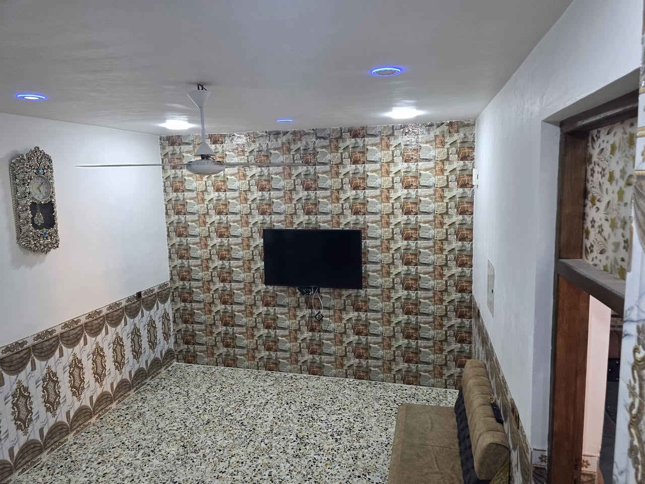 السلام عليكم ورحمة الله وبركاته🫱🏽‍🫲🏻
متابعينا الكرام👥
دار للبيع🏠 المساحه 250 متر 
الواجهه12 نزال 21 الدار معزول ومرتب تقطيع جديد🌹
يحتوي الدار🏠 على صالة وهول وحولي كبير ومطبخ ومنوَر اثنين وثلاث غرف منام اثنين فوگ وغرفه جوه صنف الارض طابو سند25
بيت كلش مرتب عالي على الشارع 
وموقع مُمَيز جداً 🪻
العنوان/التاجي/الشيخ حمد/نزلة المستوصف 🏨قرب جامع الواحد الاحد🕌
للاستفسار الاتصال على الارقام الاتيه كورك: ***********📞
اسيا: ***********📞
#مكتب_ديرتنا_للعقار 🏢
#بإدارة_أحمد_أبومصطفى 🌷
