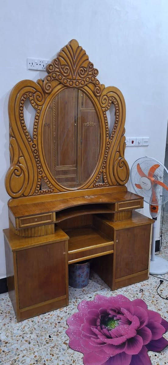 غرفة نوم مستعملة نضيفه خمس قطع داخل وخراج صاج السعر ٥٠٠  للاستفسار واتساب *********** عنوان الحصوة الحولي
