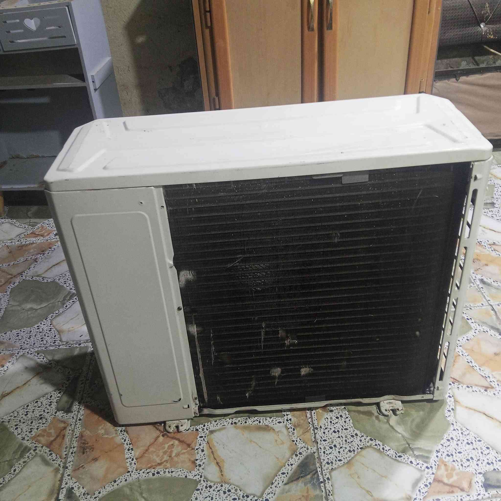 سلام عليكم سبلت طن ونص نضيف مابي شي غازة كامل متروس جديد للبيع سعر 300 وبي مجال قليل     ***********
