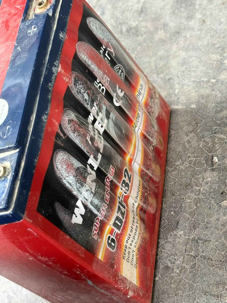 بطاريات للبيع يقرن وحدة ١٠ والثانية ٩ ونص بيهن نفخة بصيطة  سعر ٤٥ وبيهن مجال مكان صقلاوية *********** متوفر واتساب
