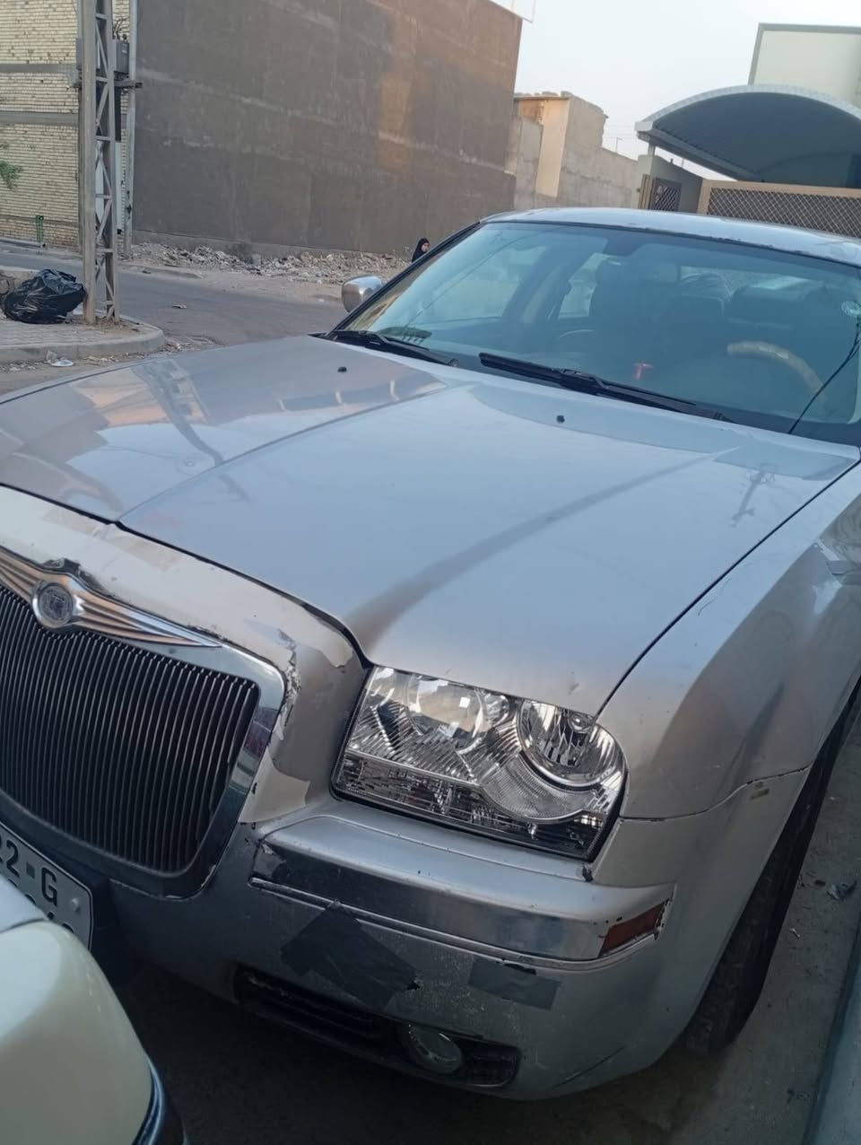 ---
*للبيع كرايسلر 300 موديل 2010* 
*المكان: البصرة - التنومة - حي الموظفين*

*رقم الاتصال / واتساب:* 
https://wa.me/9647732144426
*************

*التفاصيل:*
- *النوع*: كرايسلر 300 
- *الموديل*: 2010
- *اللون*: رصاصي
- *الوارد*: كندي
- *المكينة*: 3500 V6
- *الرقم*: اربيل دولي - باسمي
- *السنوية*: مجددة لحد 2032 قبل 10 ايام
- *الكفالة*: كفالة عامة من الحادث والعيب الشرعي

*حالة السيارة:*
- *المكينة + الكير + التبريد*: جاهزات 100%
- *الحدادية*: طوبة 
- *الهزة*: جديدة
- *الصبغ*: رشة صبغ بالقمارة كد كم شبر بسبب الجراد + صخات بالمدكر الامامي معجون قليل
- *ملاحظة*: الباب الخلفي يم السائق بيه خياس قليل
- *الجنط*: جنط اسود رياضي
- *السيارة بالحقيقة احلى من الصور*

*السعر: 105 ورقة وقابل للتفاوض* 
*او مراوس بسيارة كوري وينطي فرق*

*المعاملة*: تحويل او وكالة حسب رغبة الشراي
*شراي تعال وتدلل والله يبارك*

---

*نصيحة للنشر:*
نزل الصور ال4 بالترتيب: 
1.  واجهة 
2.  جنب السايق 
3.  جنب كامل 
4.  الخلفية
