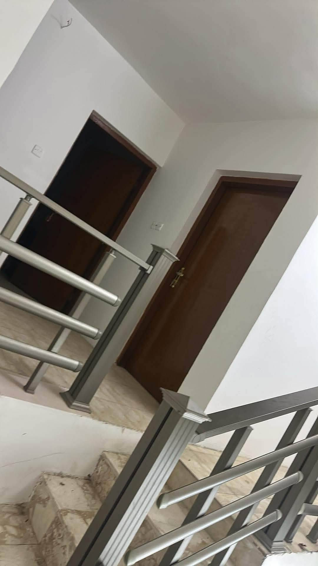 السلام عليكم بيت 200 متر
ابيع 80 او 120 قطع 
مربع مطعم ريلاكس 
رقمي ***********
