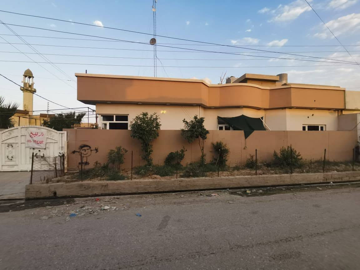 خانو بو فروشتن كةركوك كةرةكى پەنجاعلی
مەساحەی 220 م ركن
خانۆکە زۆر پاک وخاوێنە کامل کاشیە. 
شوين پشت دایرەی کارەباکە بەرامبەر مزگەوتی حاجی علی زەنگەنە.
سعر ٦٣ ملیون و مجال
***********
