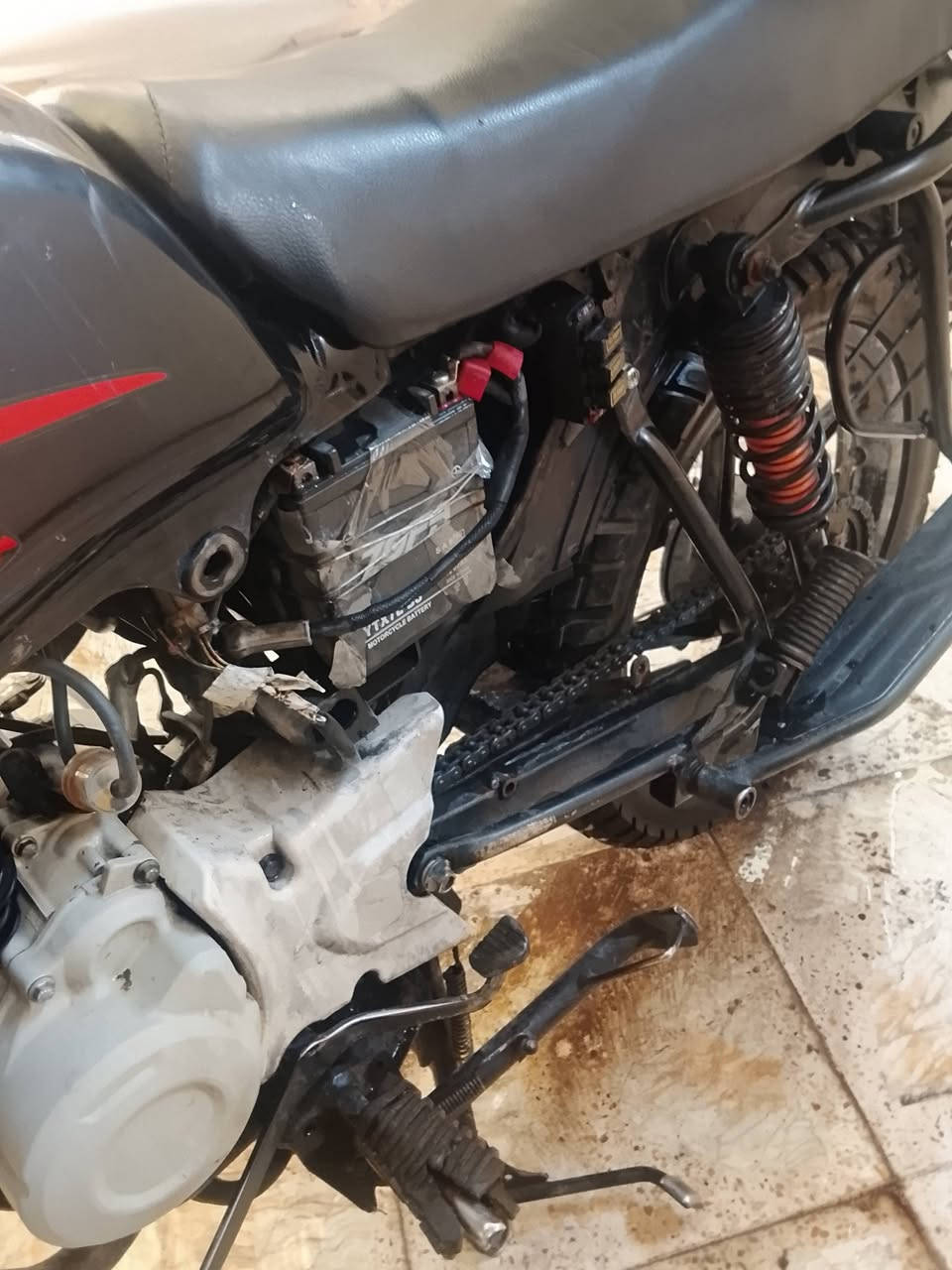 السلام عليكم دراجه بوكسر جبلي موديل 23 اوراق كامله مجفته قبل فتره مصارلها هواي نقصها صونده عمبار بريك امامي ودرع امامي ومرايات سعرها 1300 مكاني بغداد ابودشير ***********
