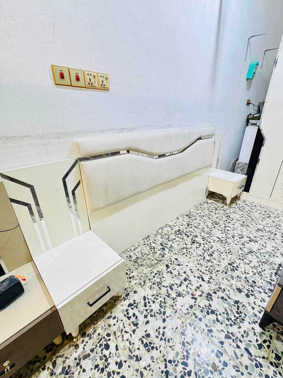 غرفه 5 قطع بيبان نضافه 100‎%‎ سعرهه 400 الف
مكانها نجف شراي سكرين وعل واتساب يراسلني 
***********
