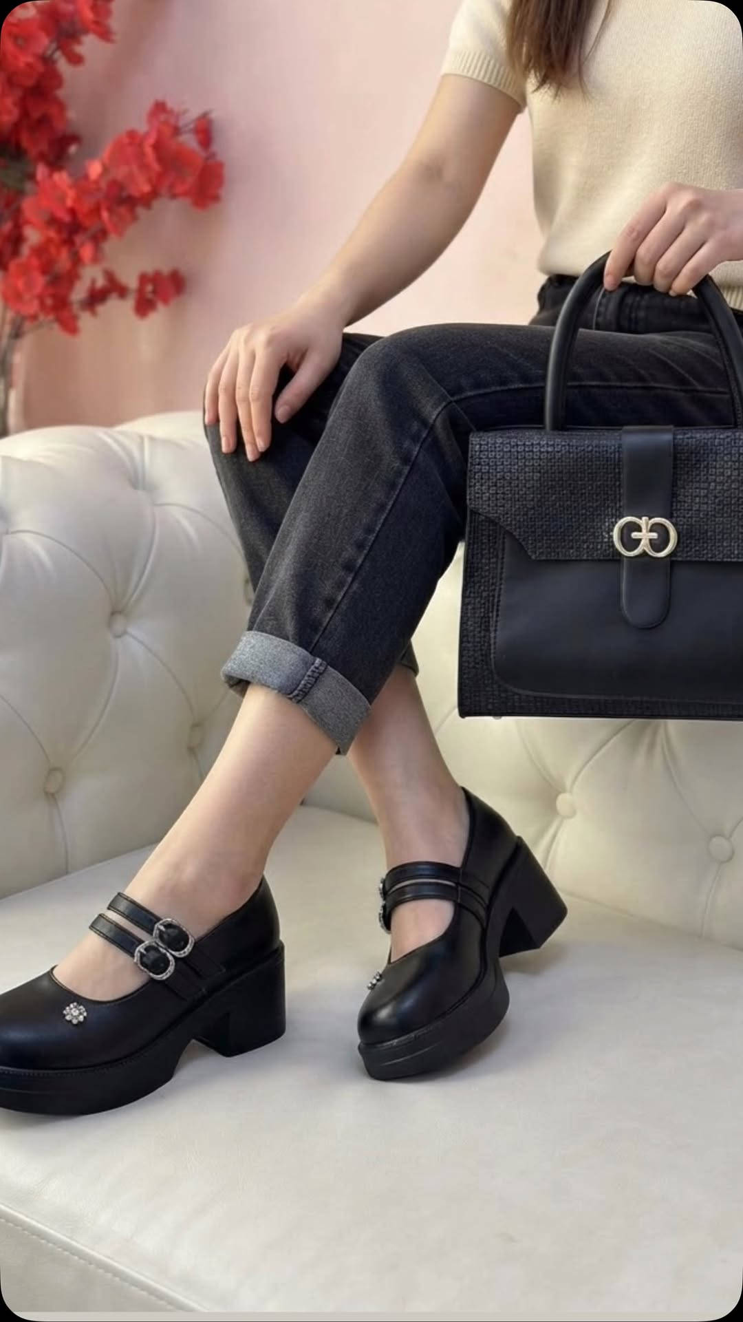 أضيفي لمسة من الأناقة والرقي لإطلالتك اليومية مع هذا الثنائي المثالي! 😍
👠 الحذاء 
حذاء ماري جين العصري بالكعب العريض ليمنحكِ الراحة والثبات طوال اليوم، مع تفاصيل الأبازيم المزدوجة والزهرة الكريستالية الصغيرة التي تضفي لمسة أنثوية ساحرة. اللون الاسود يتناغم مع كل شيء 
👜 الجنطة جنطة بتصميم كلاسيكي فخم، مصنوعة من نسيج بارز (Tweed) وقاعدة بيضاء ناعمة، مع إبزيم ذهبي مميز (GD) يعكس الفخامة. حجمها مثالي لكل أغراضك الأساسية

