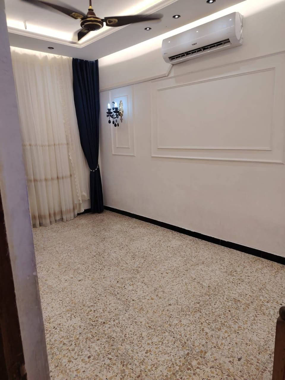 السلام عليكم بيت البيع مساحه 75متر  زراعة سند 25بيت كامل اي نقص مابي ثلاثه غرف نوم و حولي ثنين و صحياة ثلاثه كامل العنوان بضهر طوارا مال الشعله بضهر شارع محمد الصافي كامله خدمات ماء كهرباء و مجاري رقم صاحب دار *********** /*********** غير متواجد على الفيس
