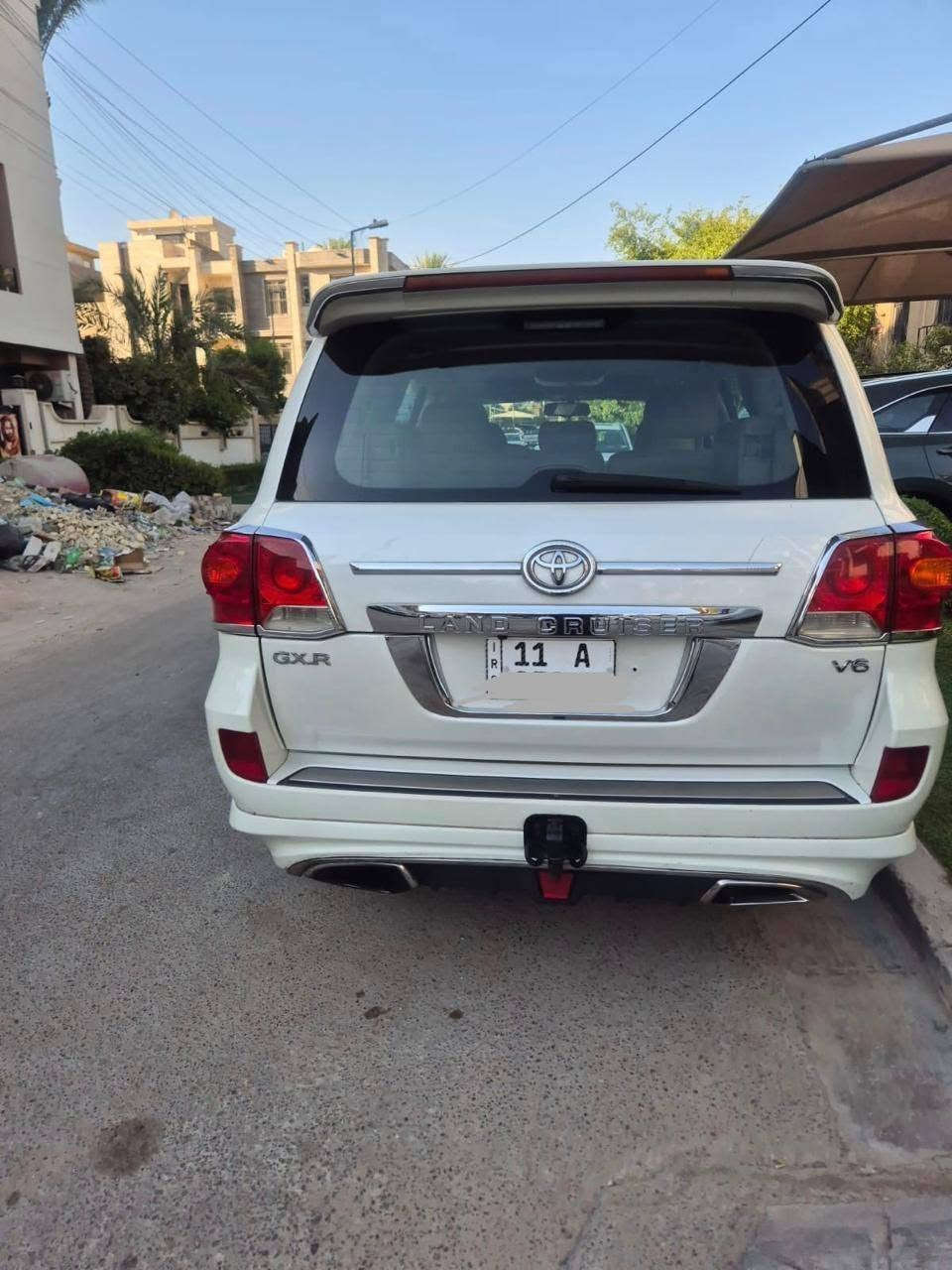 السلام عليكم للبيع لاندكروز ٢٠٠٩ لون ابيض رقم بغداد صبغ ربع٨ك جاملغ يمنة والباقي مكفول تخم تاير جديد  ثلاجة  سلايد روف.  تحكم ستيرن جهتين السعر ٢٧٠ سيارةبأسمي تحويل ثاني يوم للاستفسار *********** مكان السيارة بغداد زيونة او حي الجامعة
