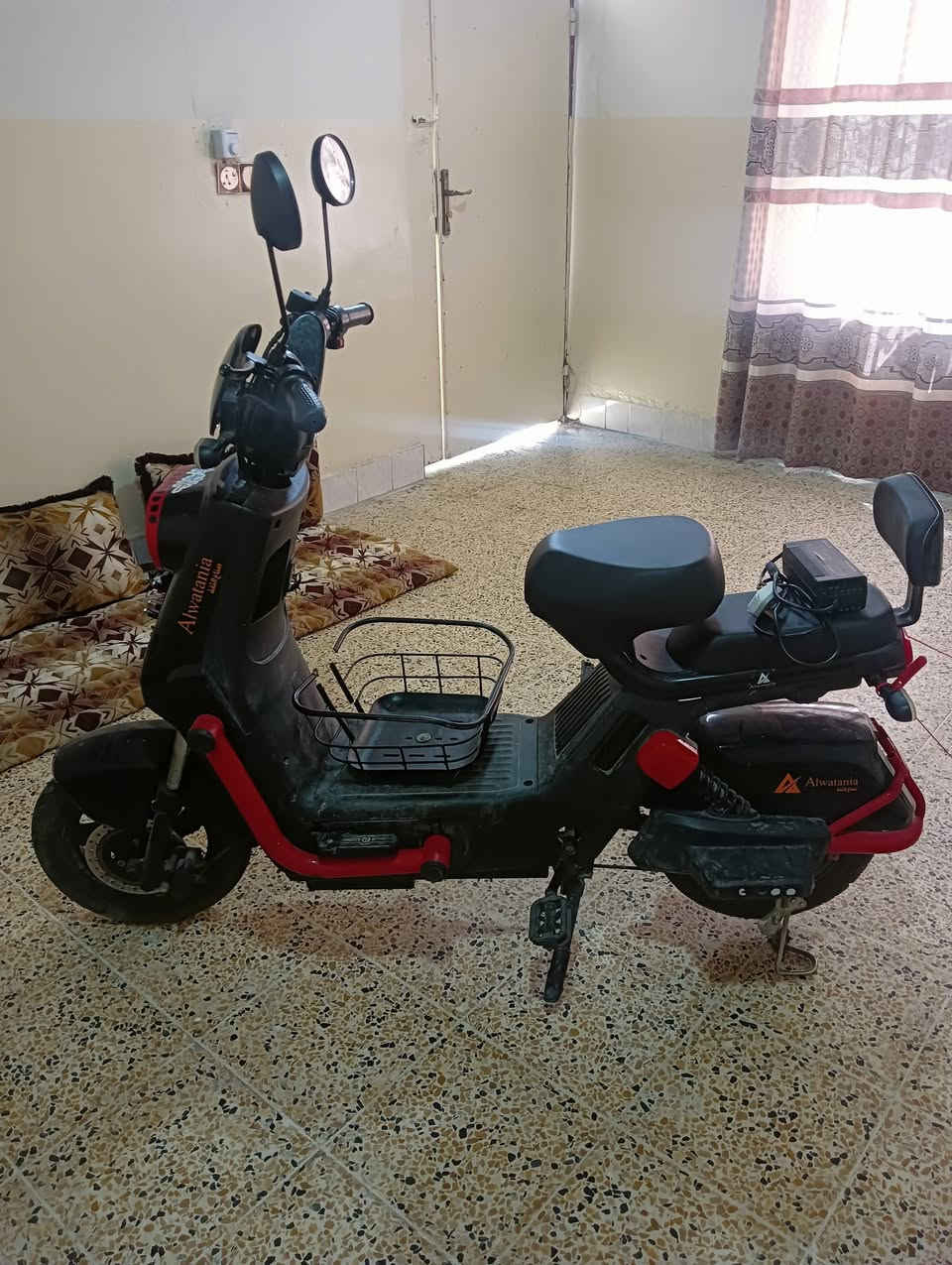 ماطور شحن نضيف 
كهربائية كله شغاله 
بطاريات 5 
وضع شركه 
بس السله مكسوره
سرعه 45 حقيفي
السعر 325
العنوان جانب الايمن إصلاح الزراعي 
للتواصل ***********
