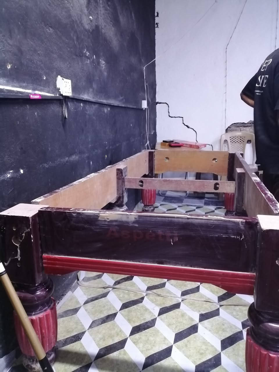 ميزين بليارد للبيع الميز الاول كامل السعر ٣٨٠
الميز الثاني بالصوره موضح هيكل ويا مرمرات ثنين نقص المرمره الثالثه فقط  مكسوره سعره ٢٨٠
مكاني بلمحموديه مجمع القعقاع 
ويوجد مبرده كونفيره كبيره للبيع 
ويوجد نراكيل خشب للبيع 
متوفر واتساب وهذا الرقم ***********
