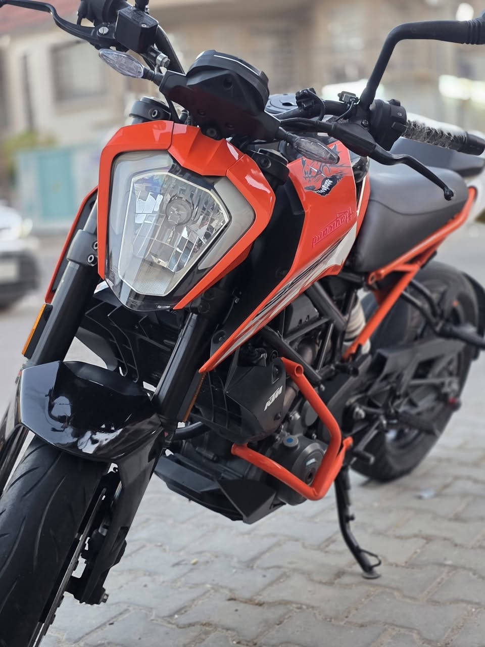 KTM 250cc 2013 
 المواصفات 
محرك 250cc
موديل 2013 
حقن الوقود نوزل 
تبريد ماء 
المكابح او البريكات abs خلفي امامي
لايت زنون بلادي مع سكن LED 
كزوز مايف وكاله 
حجم الإطار الخلفي 160 . 17 
شاشه دجتل الكتروني 
تحديد موقع بلادي GBS 
منفذ USB شحن الموبايل  
ممشه دراجه 8000km 
#ملاحظه الدراجه وارد ياباني بدون رقم فقط منفيس ومكاتبه فقط 
عنوان بغداد 
***********
