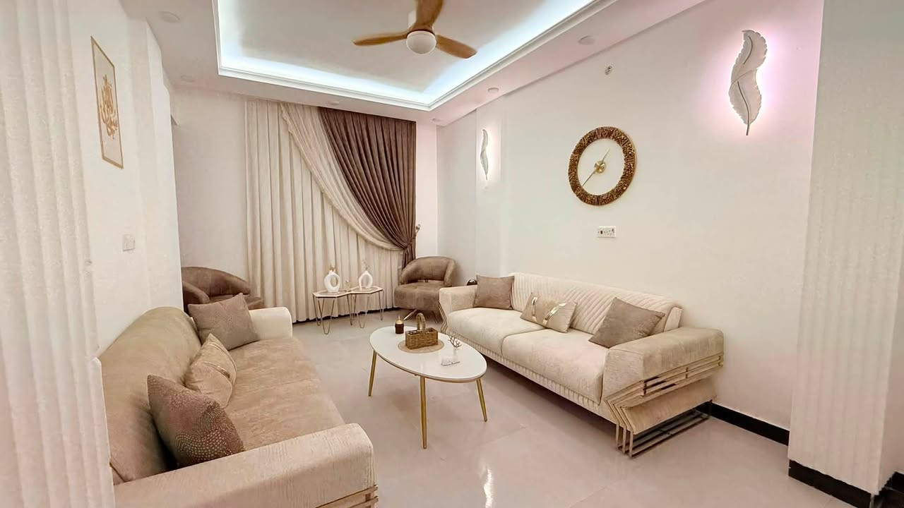 دار للبيع مجمع السلام السكني مقابل جامعه الكفيل 200م طابقين 3 غرف نوم جاهز للسكن نظيف جدا ديكورات كهربائيات صبغ كله جديد مو مثل وضع الشركه السعر 120 مليون وبي مجال وباقي اقساط للمصرف 70 مليون السعر يشمل نقل الملكيه وكافه الآجور ***********
