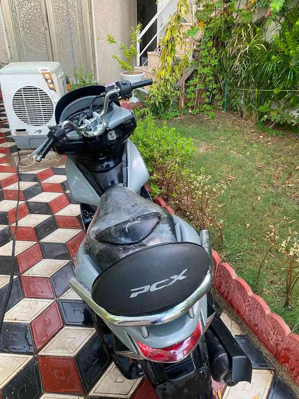 السلام عليكم pcx الجيل الاول للبيع مكينه ناعمة بيهة نقوصات خارجية مثل القفل مال صندوك ولبانزين يعني شغلات نواعم (الدراجة كفراتهة مصبوغه ) السعر 800 وبيهة مجال بسيط مكاني بغداد 
***********
