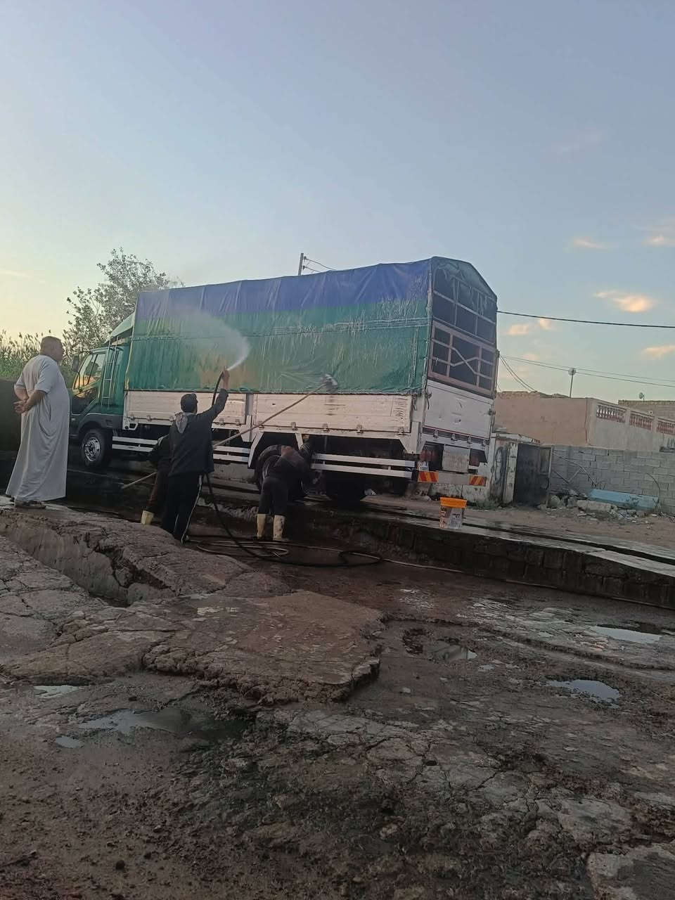 السلام عليكم فوسه بزون للبيع مكفوله شاصي عريض مكينه ١٧ موديل ١٩٩٤ بسمي للاستفسار الاتصال *********** او ***********

