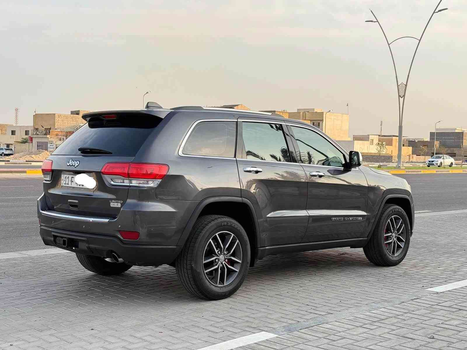 السلام عليكم
جيب لاريدو 2018 بغداد تحويل سنويه ورقام جدد وارد امريكي. قطعتين صبغ فقط.  جاهزه السيارة. تبريد كير محرك حداديه تايرات. فول عدا الفتحة. (لمتد). معروفه مواصفاتها.  محرك 3600.  ماشيه. 92m
مكاني البصره
للاستفسار

***********
