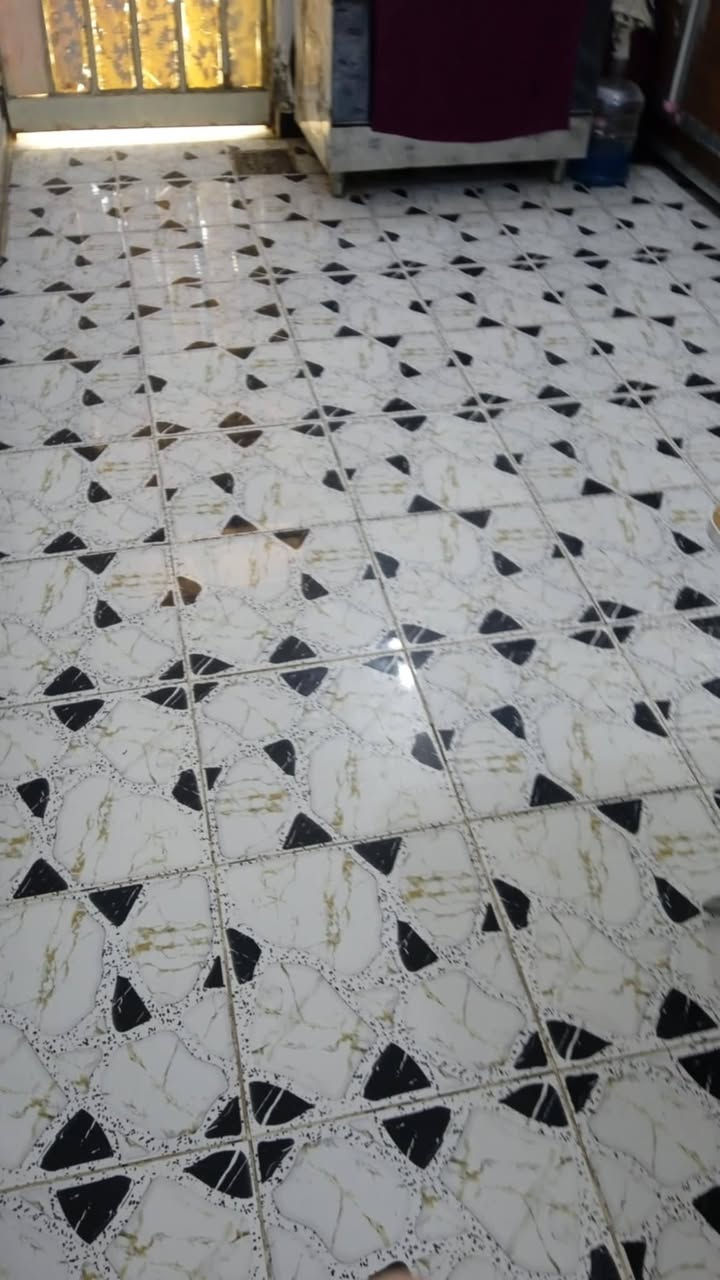 بيت للبيع بالمطار القديم يم حسينيه ام البنين القبه الذهبي 100 متر بي غرفه وصاله واستقبال ومطبخ سعر ب 30 الرقم ***********
