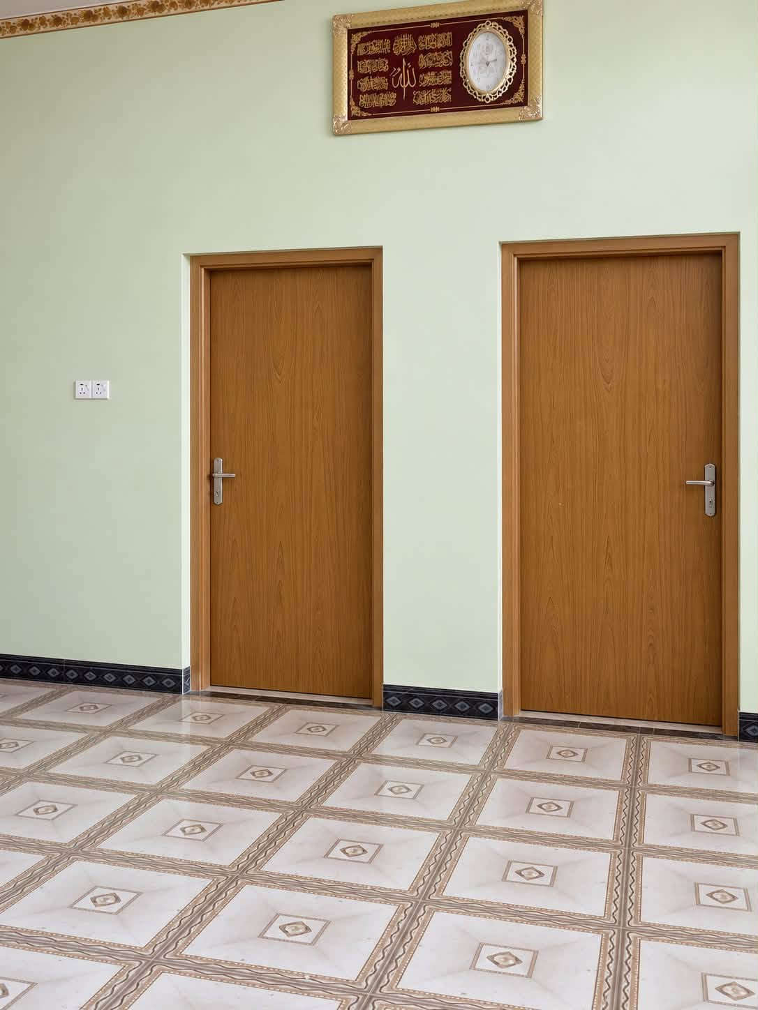 📍 دار سكن طابو صرف حي صباح المحامي (الصادق الاول)
✅ المساحة: 250 متر
✅ طابقين كونكريت 
غرف نوم  5
مجمع صحيات 3
براني 
صالة 2 
مطبخ حار وبارد 
🟩 تبليط خدمات ماء كهراء نت ضوئي 
✅ موقع ممتاز جدا و قريب
✅ واجهة 10 على شارع عريض و النزال 10 متر 
📞 للاستفسار والمشاهدة
مراجعة مكتب عباس ابتيت (حسين للعقار) بشارع سيد يونس مقابيل سعد القطري للعقار 
***********
