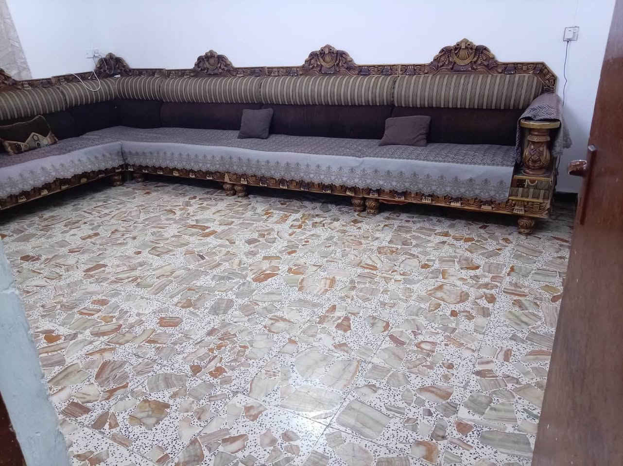 بيت للبيع 100 متر واجهه 8 ونزال 12 في حي العسكري 5 دونم خلف حسينية الصادقين يبعد عن الشارع 50 متر
غرفه وحده واستقبال وصاله ومطبخ وحمام
للاستفسار الاتصال على الرقم ‭***********‬

مكلف بالنشر
