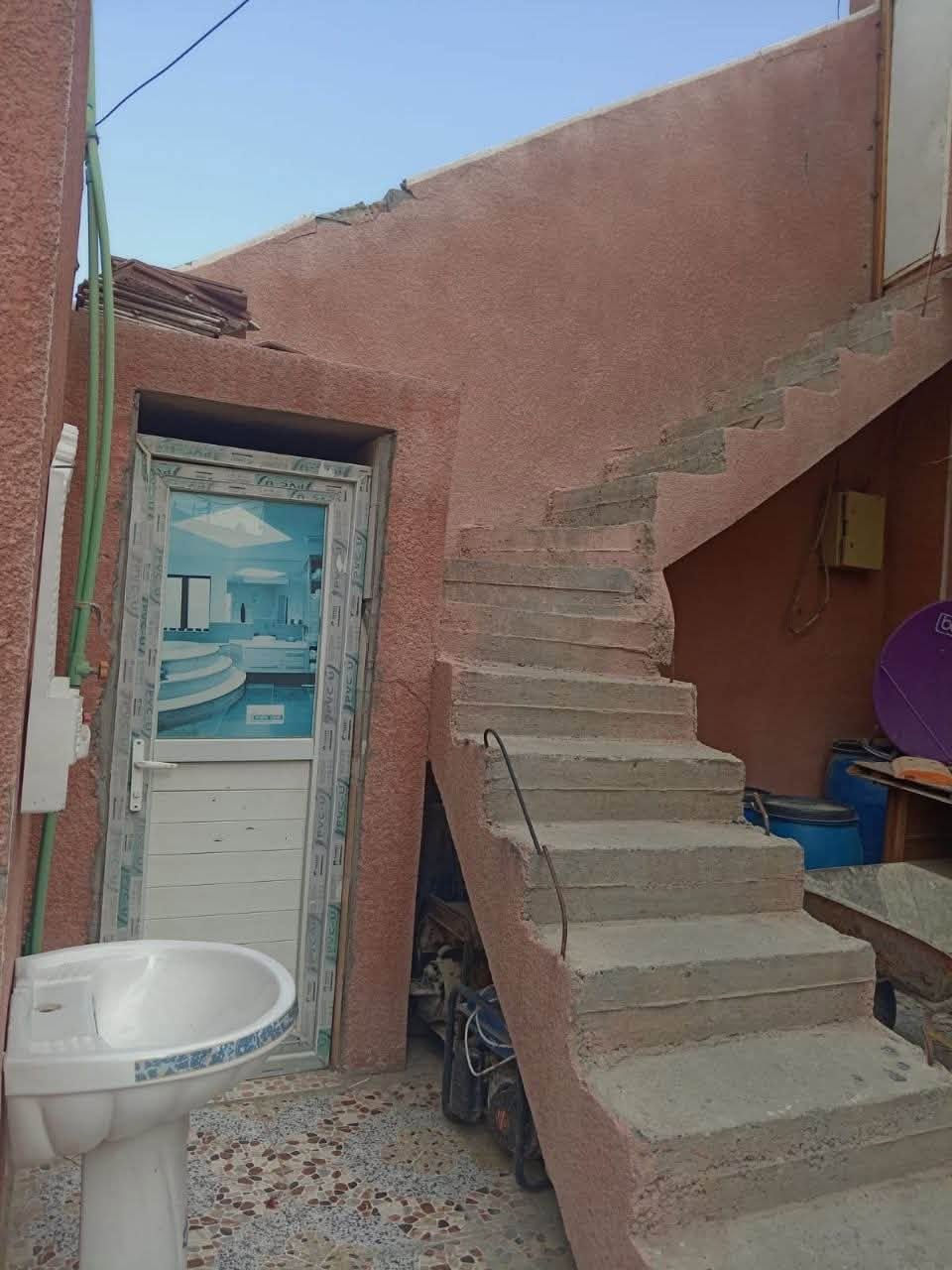ببت طابقين ٢٠٠ متر
الطابق العلوي معزول 
السعر//  ١٠٥ مليون 
العنوان // بغداد بوب الشام قرب جامع الامام علي
الواجهيه 8 النزال 25 طول الطرمه 6 متر والاستقبال طول 6 متر والعرض 4 المطبخ طول 4 متر  العرض 2 ونص الصاله طول 4 متر والعرض 3 المنور طول 3 عرض متر ونص غرفه نوم 4×4 ترك 2 متر حمام صحيات خارجي هم القاط الفوك نفس الجوه نقص البييتونه ماكامله وارضيه الاستقبال الفوك 4×4 بلكونه مترين على عرض البيت ودرج خارجي محل داخل البيت 3×3 
للاستفسار واتساب فقط ***********

