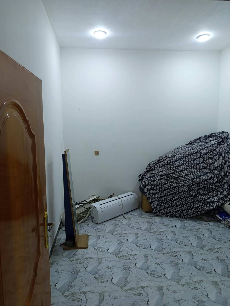 بيت طابقين للبيع مساحه 120 متر زراعي
طابوك صب كونكريت بناء حديث قريب عل شارع العام 
الطابق الأول يتكون من غرفتين و صالـه ومطبخ
ول طابق الثاني يحتوي علا 4 غرف
المجموع 6 غرف السعر 85 
مكانه الزديناويه قرب صيدليه التفاحه الخضراء

نص مكتوب في الصور:
- CAMON 40 Pro 5G
- 14mm f/2.2 1/50s ISO212
- CAMON 40 Pro 5G 14mm f/2.2 1/50s ISO104
- CAMON 40 Pro 5G 14mm f/2.2 1/50s ISO74
- CAMON 40 Pro 5G 14mm f/2.2 1/50s ISO212
- 14mm f/2.2 1/50s ISO523
- CAMON 40 Pro 5G 14mm f/2.2 1/50s ISO318