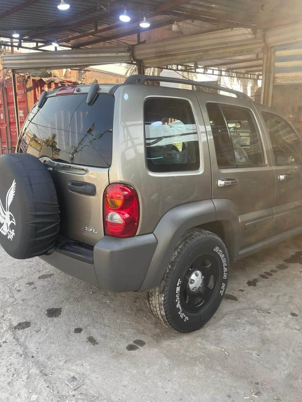 جيب ٢٠٠٧ السياره جديده بيه صبغ بنيد وجاملغ امامي وكصه القماره بدون معجون بدون دكه جاكوج جراد فقط ماشيه ١٤٠ ألف حقيقي بسمي تحويل ثاني يوم بدون نقص تبريد مكينه كير صدر كهربائيات كله شغال المكان الدوره شارع ٦٠ السعر ٨٠ وبيه مجال ***********.  اني مكلف بل نشر اتصل ع رقم
