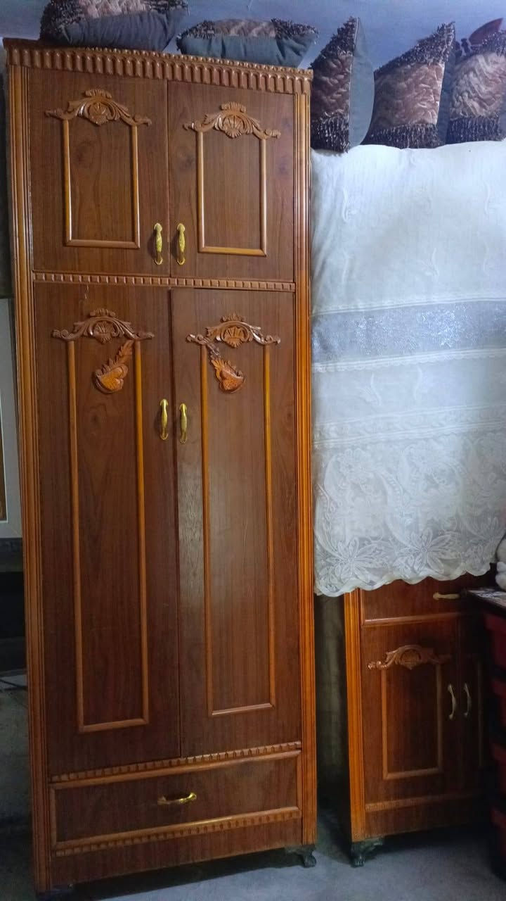 السلام عليكم ورحمه الله وبركاته اخواني الاعزاء غرفه نوم للبيع جديد مستعمل قليل جدان نضافه90 من 100غرفه صاج درجه اولى سعره امليون وبيه مجال الطيبين الرقم ***********
